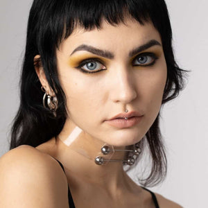 Modèle portant le Industrial Choker Crystal Perlensau avec éléments métalliques et détails brillants, proposé par Brigade Mondaine Paris.
