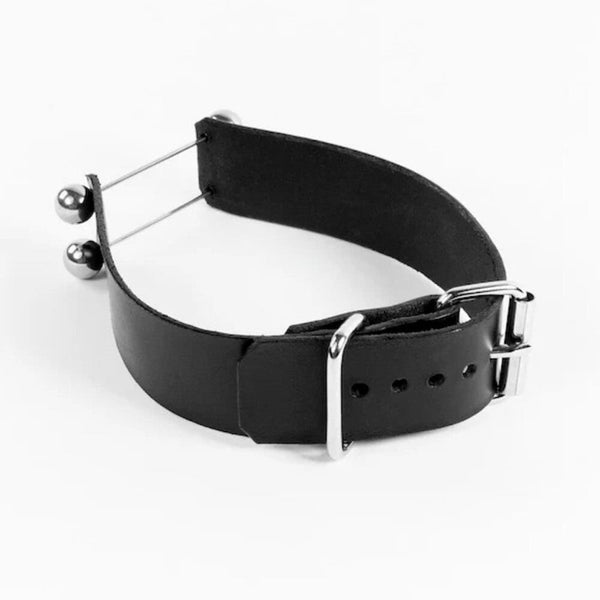 Modèle portant le Industrial Choker Perlensau en cuir noir avec éléments métalliques argentés, proposé par Brigade Mondaine Paris.
