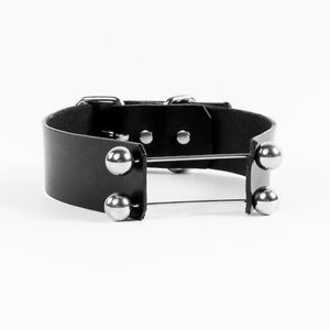 Modèle portant le Industrial Choker Perlensau en cuir noir avec éléments métalliques argentés, proposé par Brigade Mondaine Paris.
