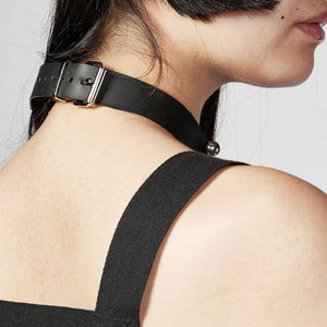 Modèle portant le Industrial Choker Perlensau en cuir noir avec éléments métalliques argentés, proposé par Brigade Mondaine Paris.