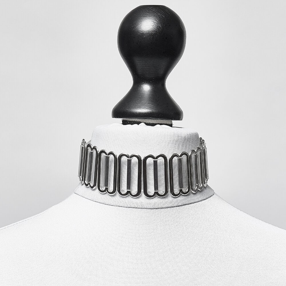 Modèle portant le Bulletproof Choker Crystal Perlensau avec base transparente et plaques métalliques argentées articulées, proposé par Brigade Mondaine Paris.