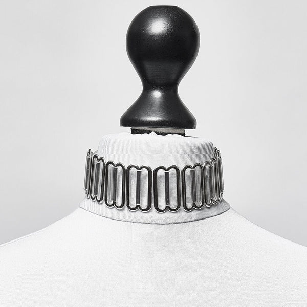 Modèle portant le Bulletproof Choker Crystal Perlensau avec base transparente et plaques métalliques argentées articulées, proposé par Brigade Mondaine Paris.
