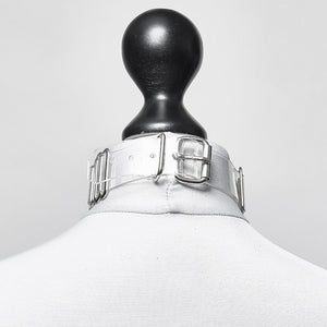 Modèle portant le Bulletproof Choker Crystal Perlensau avec base transparente et plaques métalliques argentées articulées, proposé par Brigade Mondaine Paris.