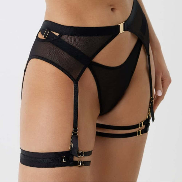 Porte-jarretelles Kate PHARA D’Or en mesh noir avec sangles réglables et finitions dorées porté sur hanches, Brigade Mondaine Paris