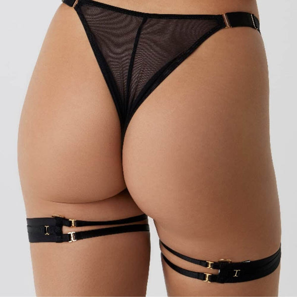 Culotte Kate PHARA D’Or en mesh noir avec découpes et sangles réglables, finitions dorées, portée sur mannequin, Brigade Mondaine Paris