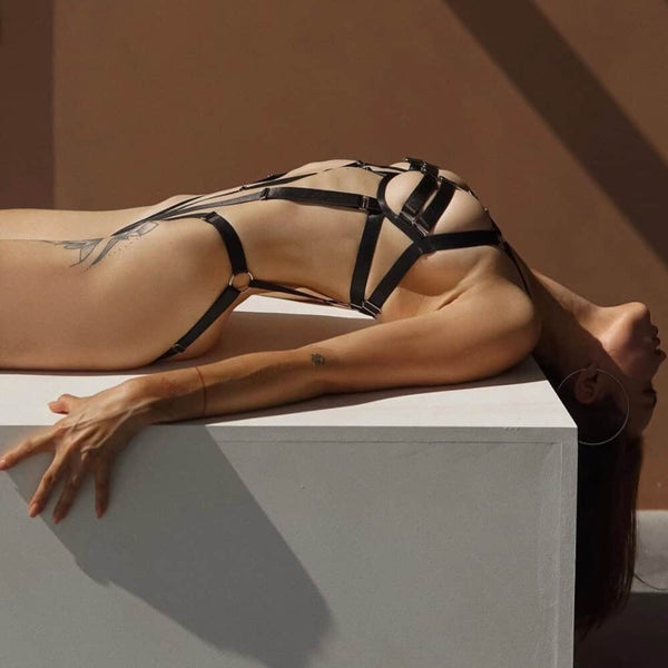 Body ouvert Alexa par Pivovarova, bretelles satinées réglables, taille unique, lingerie fabriquée à la main en Ukraine. Design sensuel et structuré.