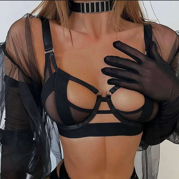 Lingerie Geisha en tulle noir avec découpes franches et bandes élastiques. Culotte ouverte, porte-jarretelles, soutien-gorge et choker assortis. Détails métalliques et ajustements précis. Ligne graphique signée Pivovarova. Fabriqué à la main en Ukraine.