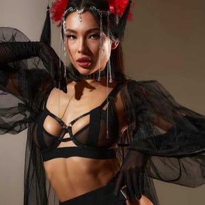 Lingerie Geisha en tulle noir avec découpes franches et bandes élastiques. Culotte ouverte, porte-jarretelles, soutien-gorge et choker assortis. Détails métalliques et ajustements précis. Ligne graphique signée Pivovarova. Fabriqué à la main en Ukraine.