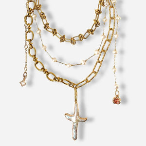 Packshot d'un Collier en Chaîne Dorée avec Perles et Charms