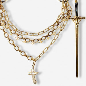 Détail du Packshot d'une Ceinture en Chaîne Dorée avec Perles et Charms