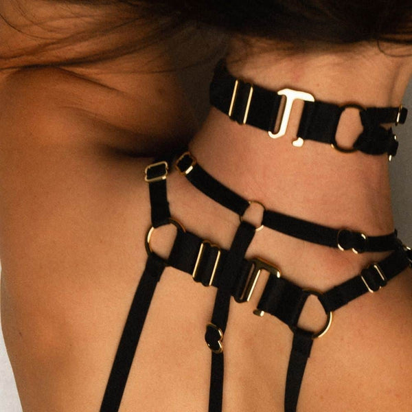 Détail sur le Cou d'une Femme de Dos portant Un Choker et un Harnais couleur Noir