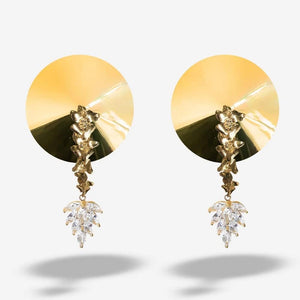 Cache-tétons en or 18 carats et cristal Swarovski®, auto-adhésifs et réutilisables. Design floral raffiné et élégant, alliant luxe et sensualité. Fabriqués de manière éthique et responsable.