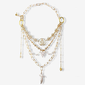 Collier en zirconia plaqué or 18 carats, perles d’eau douce et cristaux. Pendentif croix en or véritable, assemblé à la main. Élégance, sensualité et luxe, signé Qrucifix.