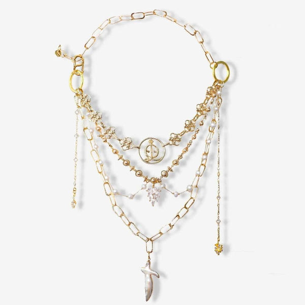 Collier en zirconia plaqué or 18 carats, perles d’eau douce et cristaux. Pendentif croix en or véritable, assemblé à la main. Élégance, sensualité et luxe, signé Qrucifix.