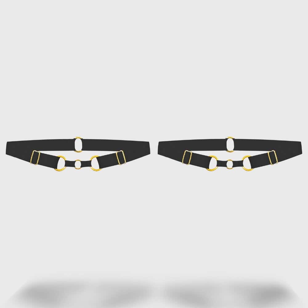 Vue frontale de deux jarretières noires QRUCIFIX posées à plat sur fond clair, avec anneaux dorés, attaches réglables et design symétrique. Accessoires de lingerie haut de gamme pour un look sophistiqué.