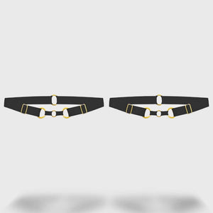 Vue frontale de deux jarretières noires QRUCIFIX posées à plat sur fond clair, avec anneaux dorés, attaches réglables et design symétrique. Accessoires de lingerie haut de gamme pour un look sophistiqué.