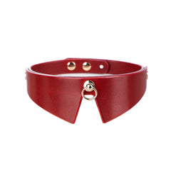 Mannequin portant le choker Modesty rouge RE:STRICT chez Brigade Mondaine Paris, collier en cuir ajusté avec anneau métallique central, porté avec un corset noir sur fond rouge.