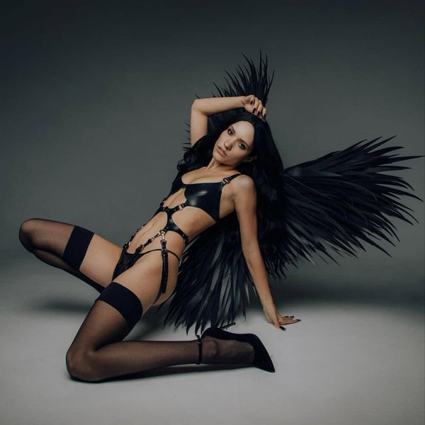 Mannequin portant le harnais Ravien en cuir noir RE:STRICT chez Brigade Mondaine Paris, structure ajourée avec sangles réglables, anneaux métalliques et coupe près du corps, photographié en studio.