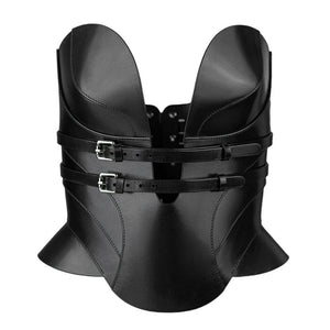 Mannequin portant le corset Daelos en cuir noir RE:STRICT chez Brigade Mondaine Paris, décolleté plongeant structuré, sangles ajustables, porté avec accessoires assortis sur fond rouge.