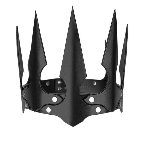 Couronne en cuir noir RE:STRICT présentée chez Brigade Mondaine Paris, design rigide à pointes graphiques, cuir lisse teinté, rivets métalliques dorés et fermeture ajustable, photographiée en studio.