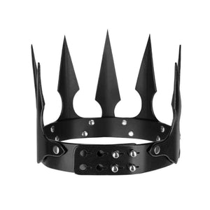 Couronne en cuir noir RE:STRICT présentée chez Brigade Mondaine Paris, design rigide à pointes graphiques, cuir lisse teinté, rivets métalliques dorés et fermeture ajustable, photographiée en studio.