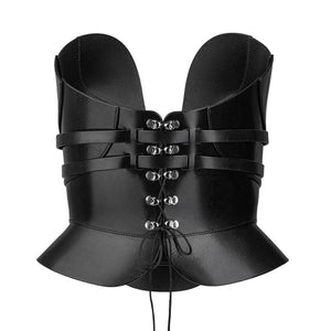 Mannequin portant le corset Daelos en cuir noir RE:STRICT chez Brigade Mondaine Paris, décolleté plongeant structuré, sangles ajustables, porté avec accessoires assortis sur fond rouge.