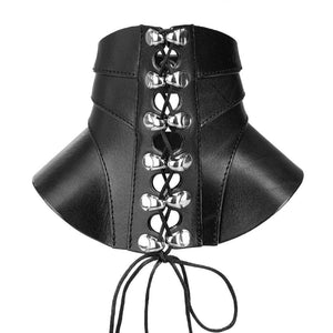 Détail arrière du collier Posture Tenue en cuir noir RE:STRICT chez Brigade Mondaine Paris, coupe couvrante au niveau du cou, laçage ajustable et finitions métalliques, photographié en studio.