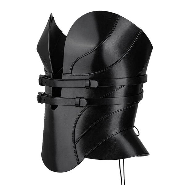 Mannequin portant le corset Daelos en cuir noir RE:STRICT chez Brigade Mondaine Paris, décolleté plongeant structuré, sangles ajustables, porté avec accessoires assortis sur fond rouge.