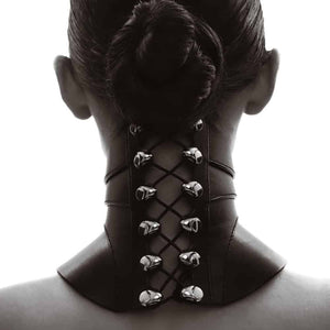 Détail arrière du collier Posture Tenue en cuir noir RE:STRICT chez Brigade Mondaine Paris, coupe couvrante au niveau du cou, laçage ajustable et finitions métalliques, photographié en studio.