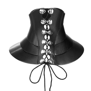 Mannequin portant le collier Posture Hold en cuir noir RE:STRICT chez Brigade Mondaine Paris, pièce rigide couvrant le cou, anneau métallique central, porté avec un top en mesh noir en studio.