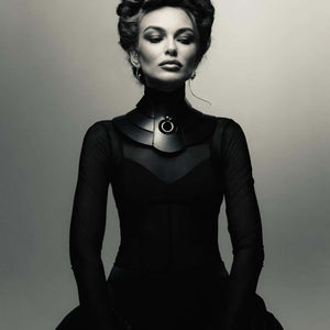 Mannequin portant le collier Posture Hold en cuir noir RE:STRICT chez Brigade Mondaine Paris, pièce rigide couvrant le cou, anneau métallique central, porté avec un top en mesh noir en studio.