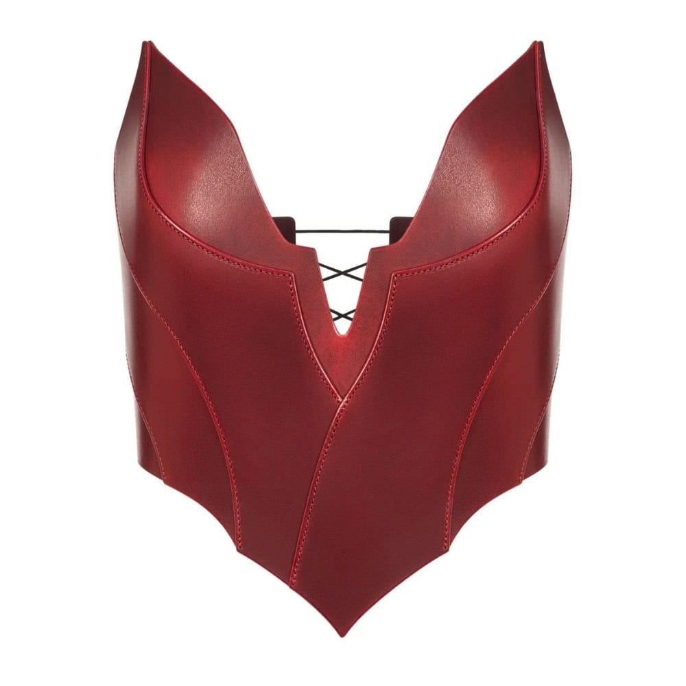 Mannequin portant le corset Nyx en cuir rouge RE:STRICT chez Brigade Mondaine Paris, décolleté structuré, porté avec collier assorti et accessoires noirs, photographié en studio.