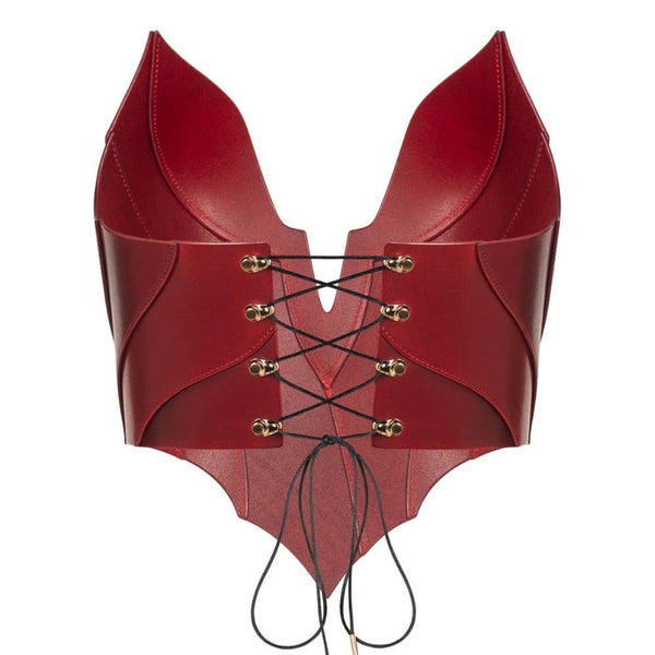 Mannequin portant le corset Nyx en cuir rouge RE:STRICT chez Brigade Mondaine Paris, décolleté structuré, porté avec collier assorti et accessoires noirs, photographié en studio.