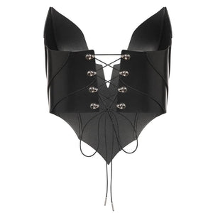 Mannequin portant le corset Nyx en cuir rouge RE:STRICT chez Brigade Mondaine Paris, décolleté structuré, porté avec collier assorti et accessoires noirs, photographié en studio.