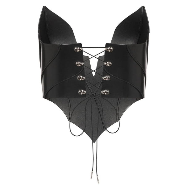 Mannequin portant le corset Nyx en cuir rouge RE:STRICT chez Brigade Mondaine Paris, décolleté structuré, porté avec collier assorti et accessoires noirs, photographié en studio.