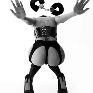 Mannequin portant le corset Nyx en cuir rouge RE:STRICT chez Brigade Mondaine Paris, décolleté structuré, porté avec collier assorti et accessoires noirs, photographié en studio.