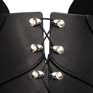 Mannequin portant le corset Nyx en cuir rouge RE:STRICT chez Brigade Mondaine Paris, décolleté structuré, porté avec collier assorti et accessoires noirs, photographié en studio.