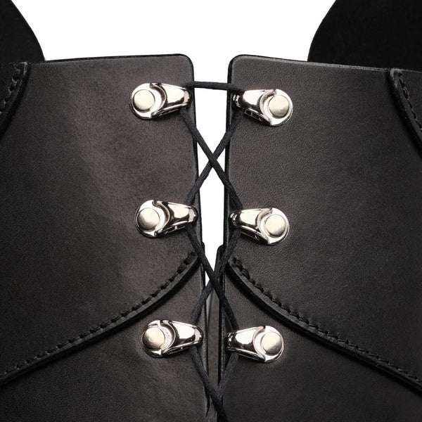 Mannequin portant le corset Nyx en cuir rouge RE:STRICT chez Brigade Mondaine Paris, décolleté structuré, porté avec collier assorti et accessoires noirs, photographié en studio.