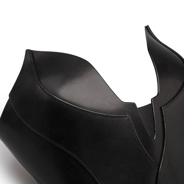 Mannequin portant le corset Nyx en cuir rouge RE:STRICT chez Brigade Mondaine Paris, décolleté structuré, porté avec collier assorti et accessoires noirs, photographié en studio.