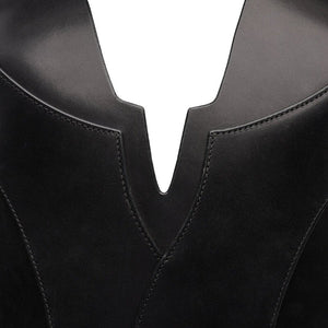 Mannequin portant le corset Nyx en cuir rouge RE:STRICT chez Brigade Mondaine Paris, décolleté structuré, porté avec collier assorti et accessoires noirs, photographié en studio.