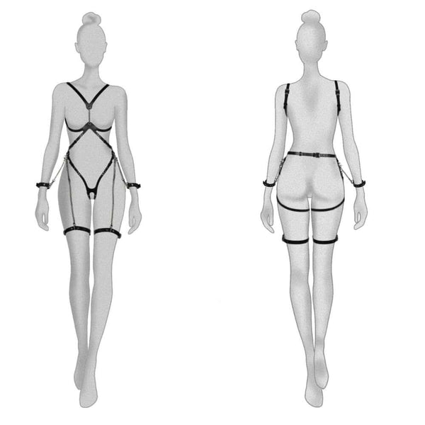 Mannequin portant le harnais Vespera en cuir noir RE:STRICT chez Brigade Mondaine Paris, structure ajourée avec sangles réglables, chaînes métalliques et accessoires assortis, photographié en studio.
