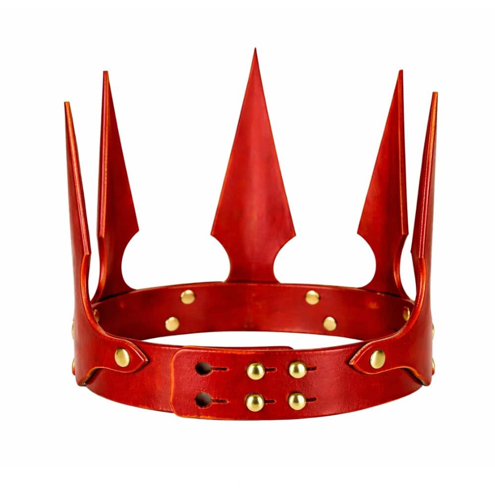 Couronne en cuir rouge RE:STRICT présentée chez Brigade Mondaine Paris, design rigide à pointes graphiques, cuir lisse teinté, rivets métalliques dorés et fermeture ajustable, photographiée en studio.