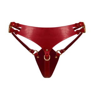 String ASTREA en cuir rouge pleine fleur, minimaliste et ajustable, création bondage artisanale RE:STRICT, révélant les courbes avec élégance.