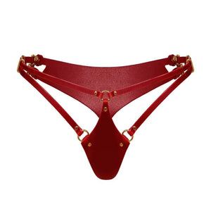 String ASTREA en cuir rouge pleine fleur, minimaliste et ajustable, création bondage artisanale RE:STRICT, révélant les courbes avec élégance.