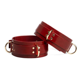 Contraintes de cuisse Magnus en cuir rouge pleine fleur, création bondage artisanale signée RE:STRICT.