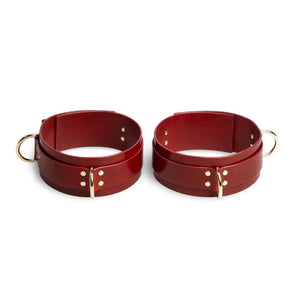 Contraintes de cuisse Magnus en cuir rouge pleine fleur, création bondage artisanale signée RE:STRICT.