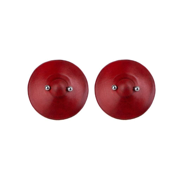 Pasties en cuir rouge moulé faits main, créations bondage minimalistes et provocantes signées RE:STRICT.