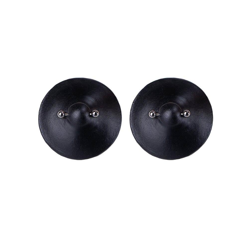 Pasties en cuir noir moulé faits main, créations bondage minimalistes et provocantes signées RE:STRICT.