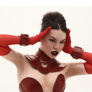 Menottes en cuir rouge avec D-ring doré et corset en cuir rouge à finitions métalliques, créations bondage artisanales RE:STRICT