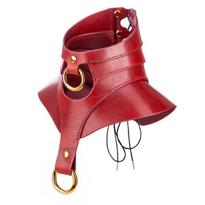 Collier de posture en cuir rouge avec anneaux dorés création bondage artisanale signée RE:STRICT